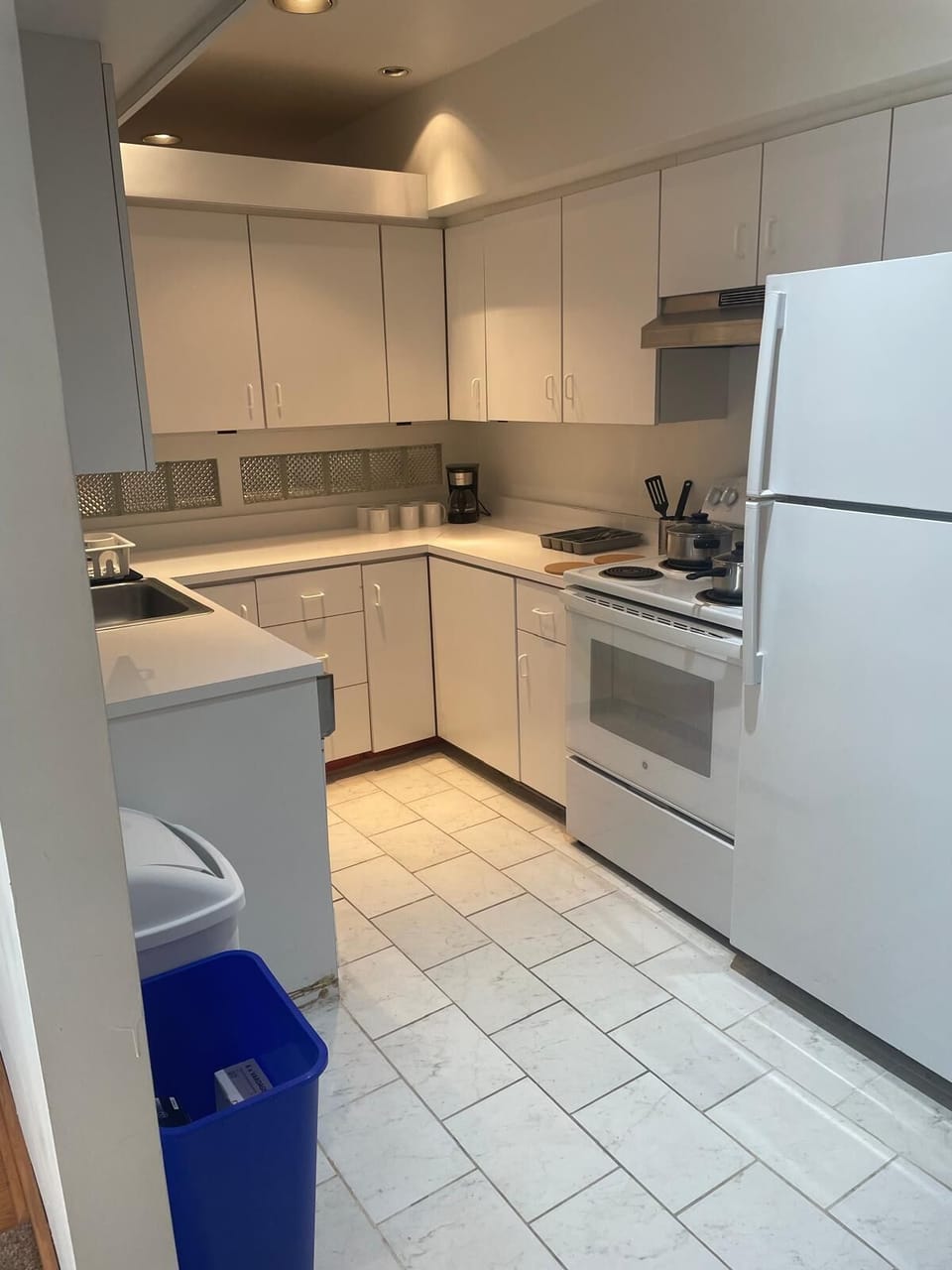 Full kitchen