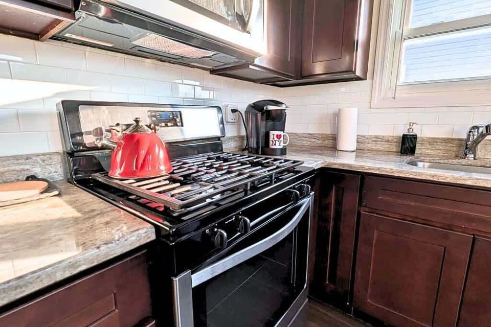 Start your day with a warm cup of coffee – Modern kitchen, 10 minutes from Newark Airport and Penn Station trains.