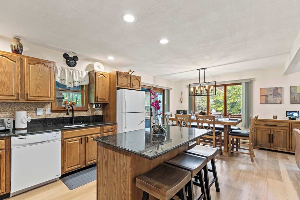 Cook, chat, connect. Granite island with bar seating keeps the chef in the conversation—great for groups returning from Camelback or golf.