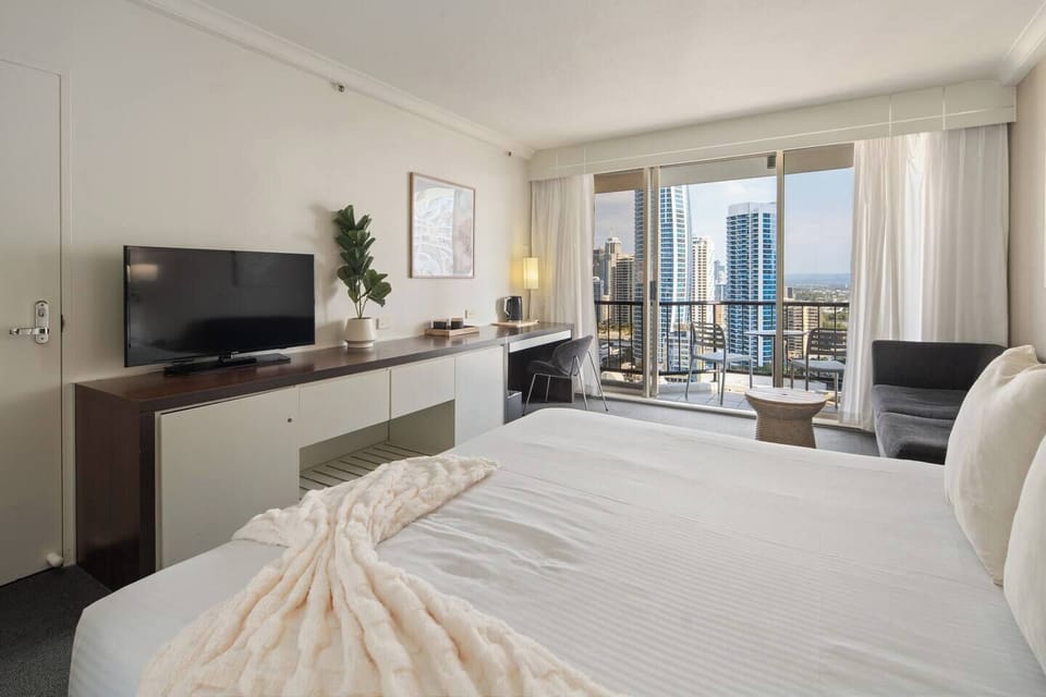The desk nook by the window offers a quiet spot to map out your Gold Coast adventures, while the minibar setup with a kettle, mini fridge and crockery makes preparing light bites easy before heading out to explore the coast.