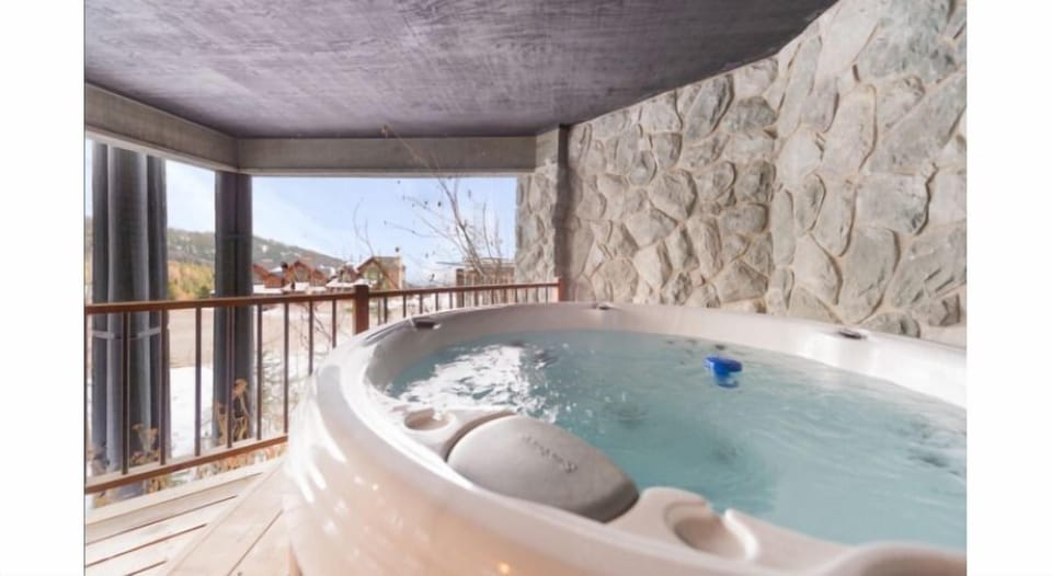 Tub, Hot Tub, Indoors, Pool, Swimming Pool