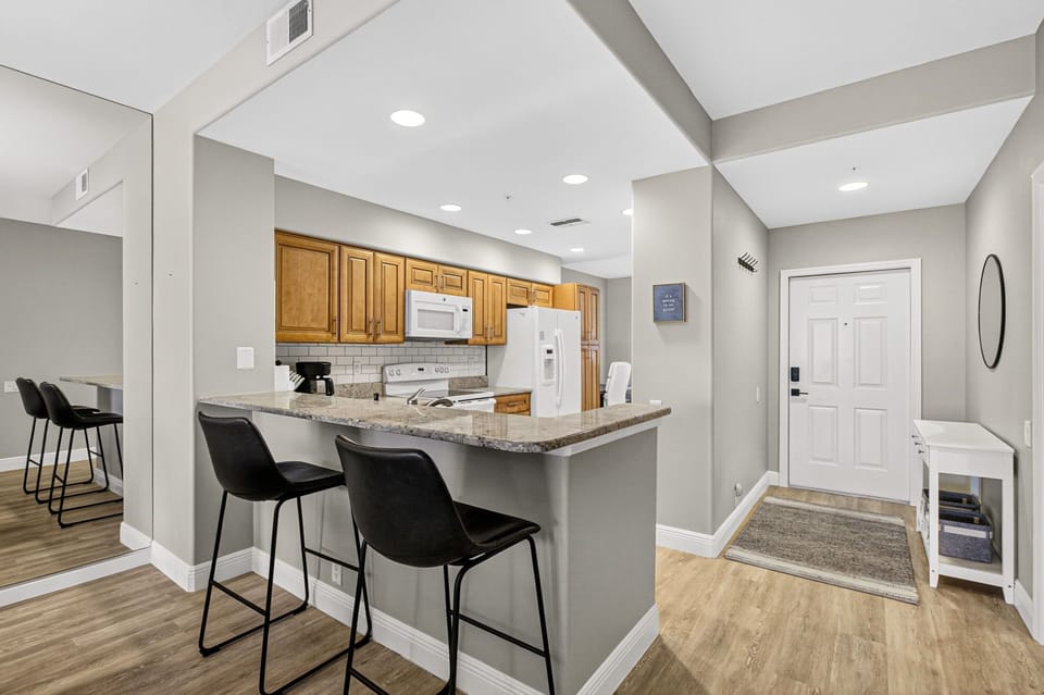 Kitchen with breakfast bar