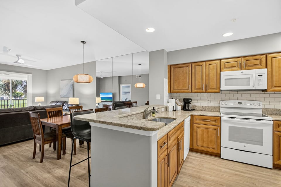 Kitchen with breakfast bar