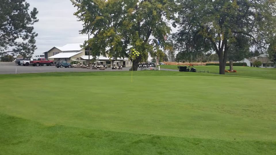 The othello golf course is less than a minute away