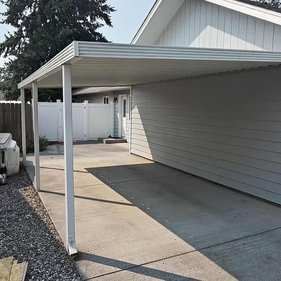Onsite parking under a carport. The guesthouse is straight through the carport. 