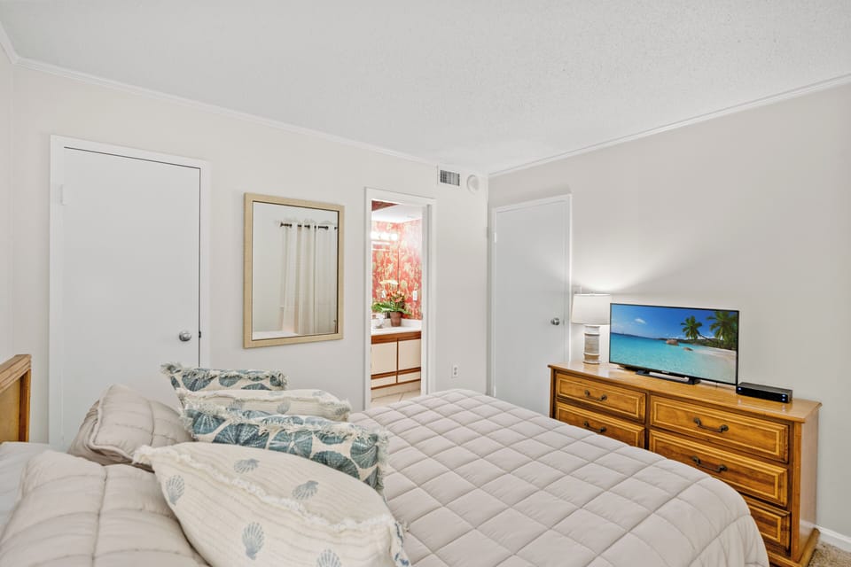 2nd bedroom w/1 Queen