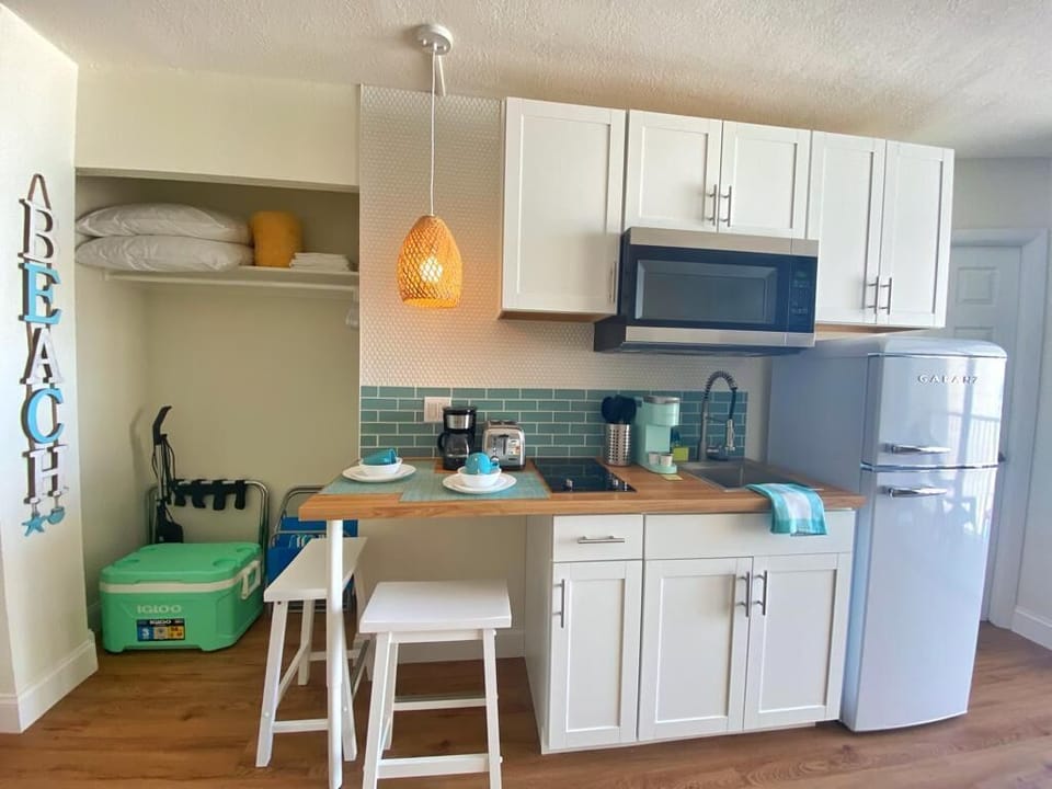 A kitchen with all the amenities to make your stay comfortable.
