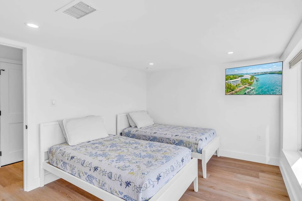 Second floor bedroom 1 - 2 twins and smart TV