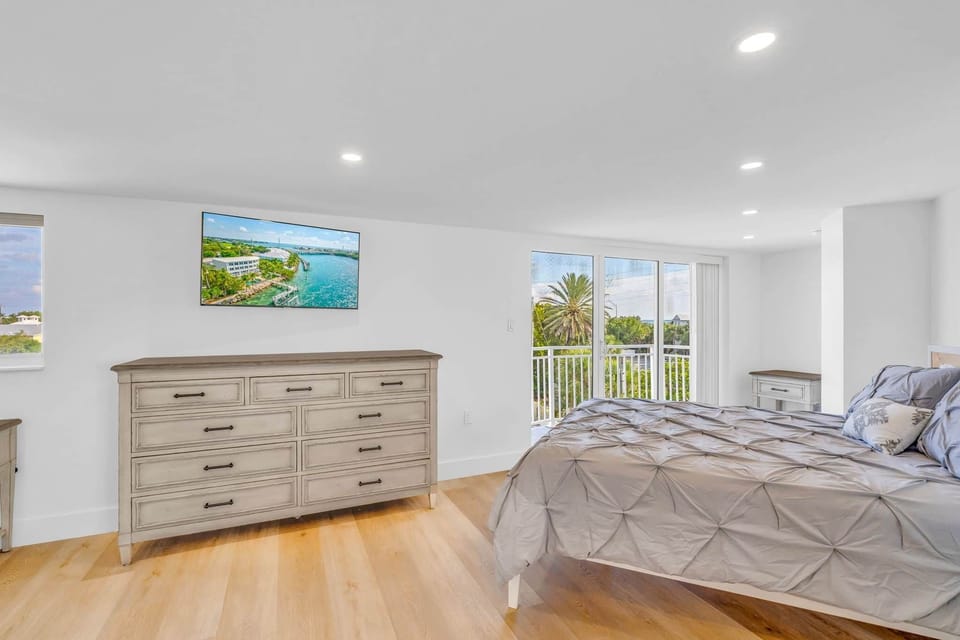 Third floor bedroom 2 queen size bed and smart TV