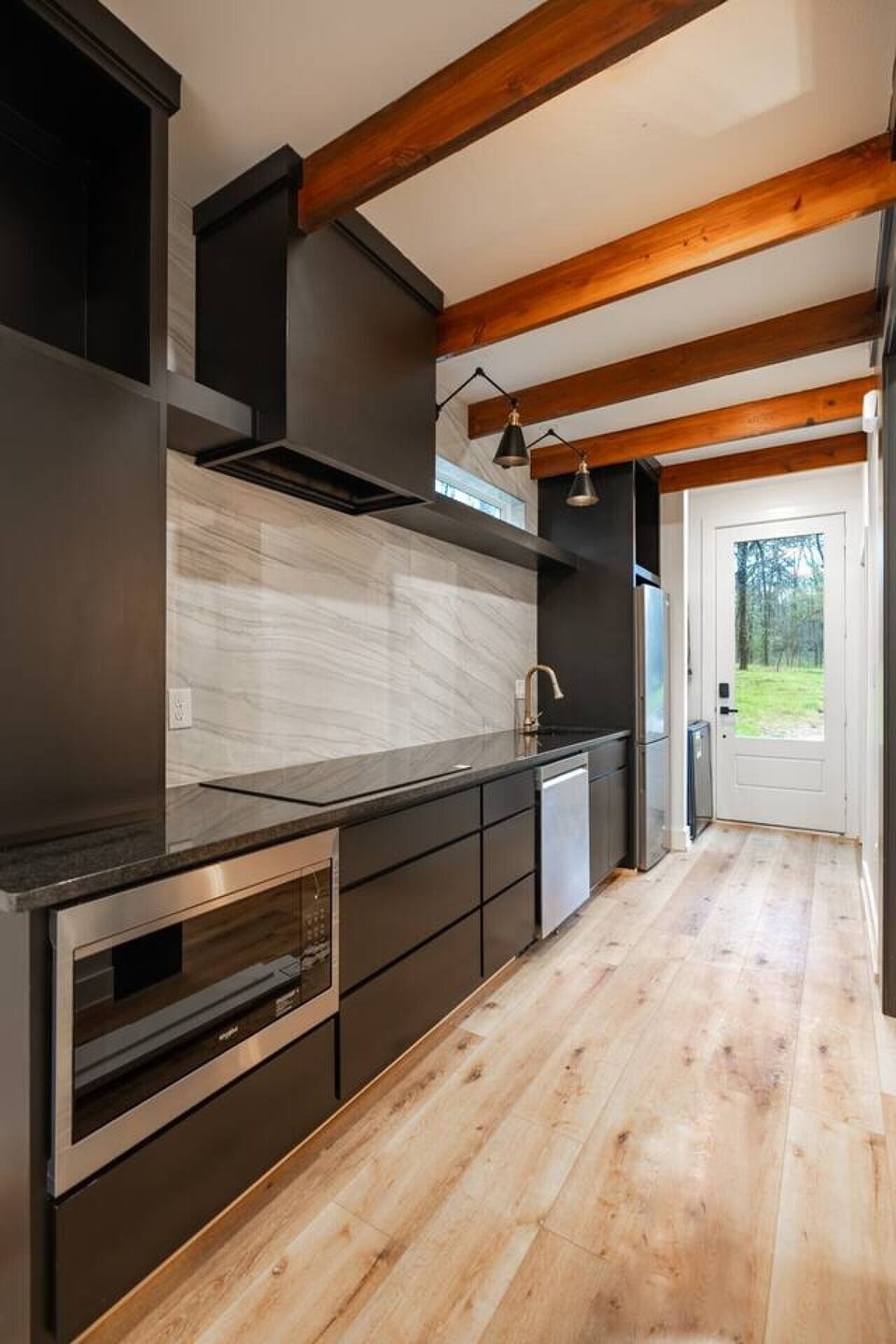 Fully equipped kitchen featuring contemporary finishes and functional design.