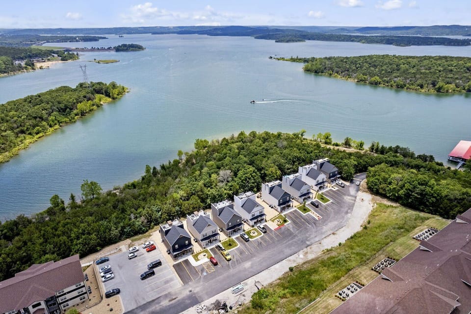 Experience the best of Table Rock Lake and the Branson area from this stunning lakefront property. 🌊🏡