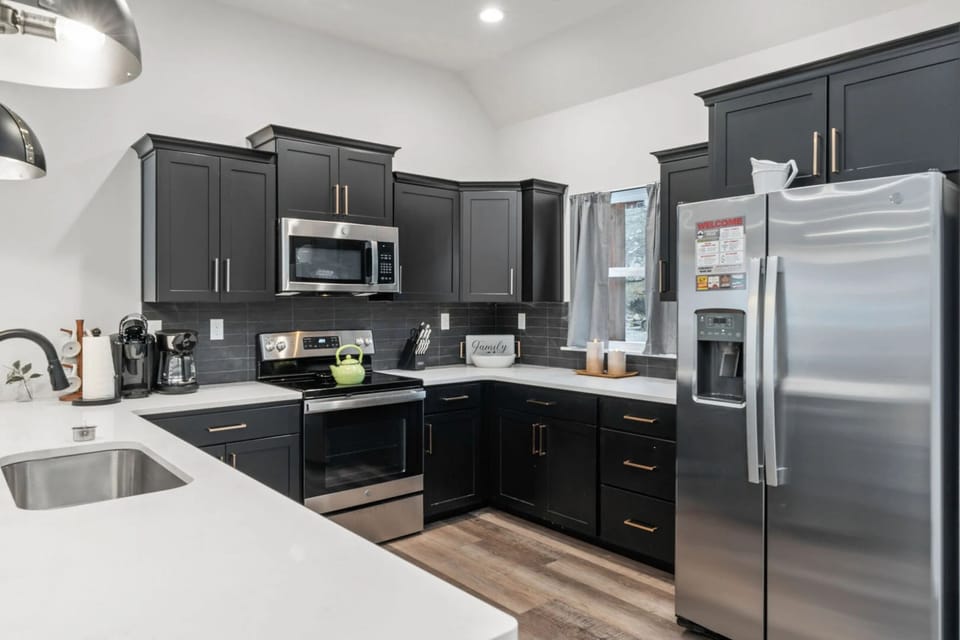 Cook up family favorites in this sleek, fully stocked kitchen, perfect for preparing meals together. 🍳🥘