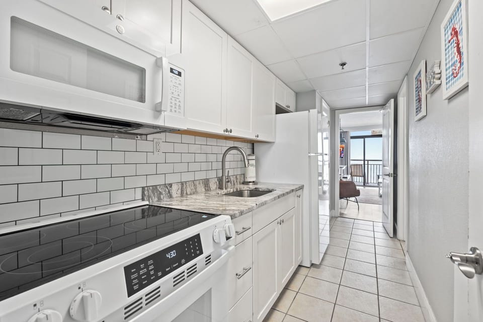 Beautiful Modern Kitchen with granite countertops and subway tile backsplash