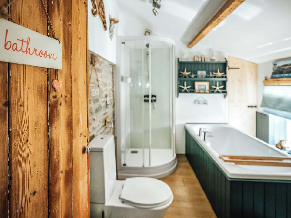 Bathroom | Ty Fferm Bargoed, Aberaeron