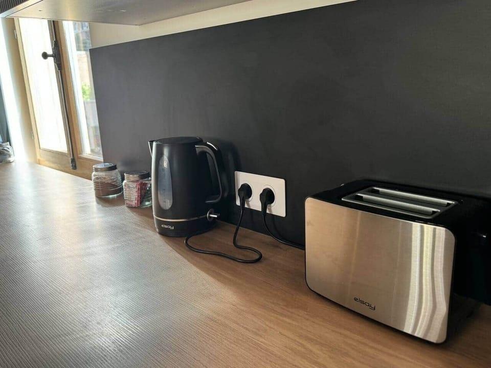 Le grille-pains et la bouilloire