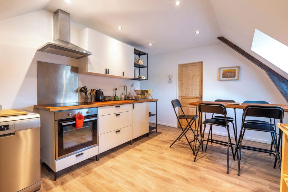 Deuxième cuisine. Cuisine entière du 2ème étage avec tous les équipements nécessaires. Appartement 2.