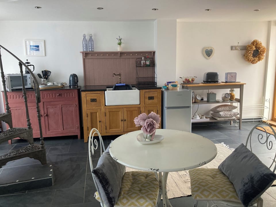 Open plan romantic getaway space for two @ stunning riverside apartment