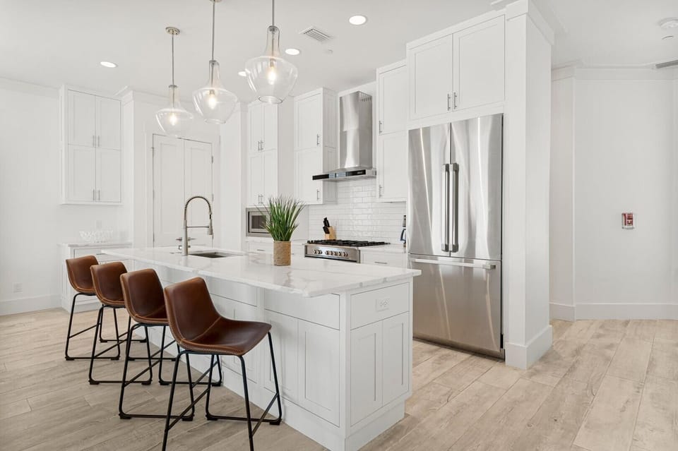 Kitchen with Breakfast Bar