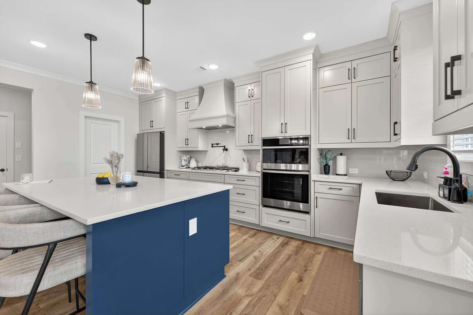 The airy, open kitchen offers ample space & every home comfort​