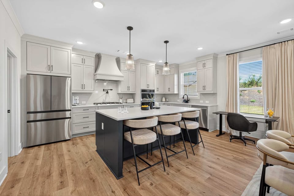 The airy, open kitchen offers ample space & every home comfort​