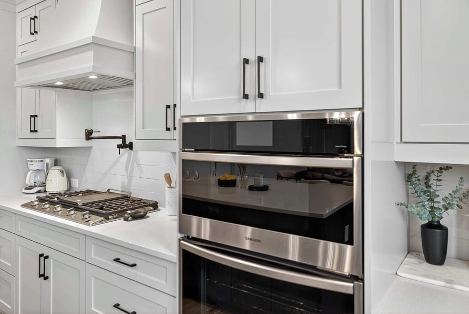 The airy, open kitchen offers ample space & every home comfort​