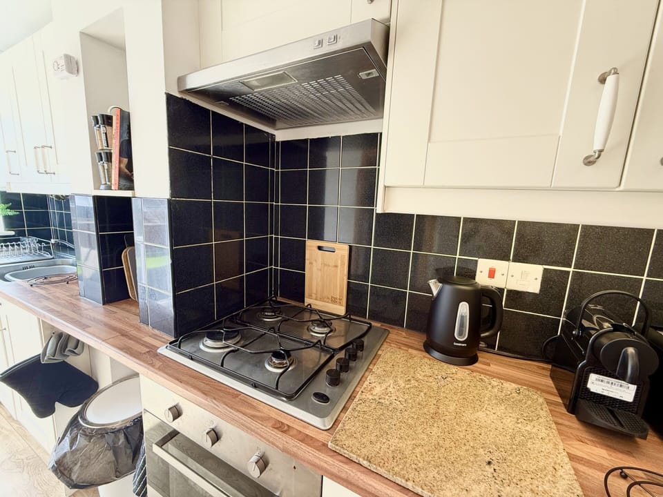 Gas Hob, Oven and extractor