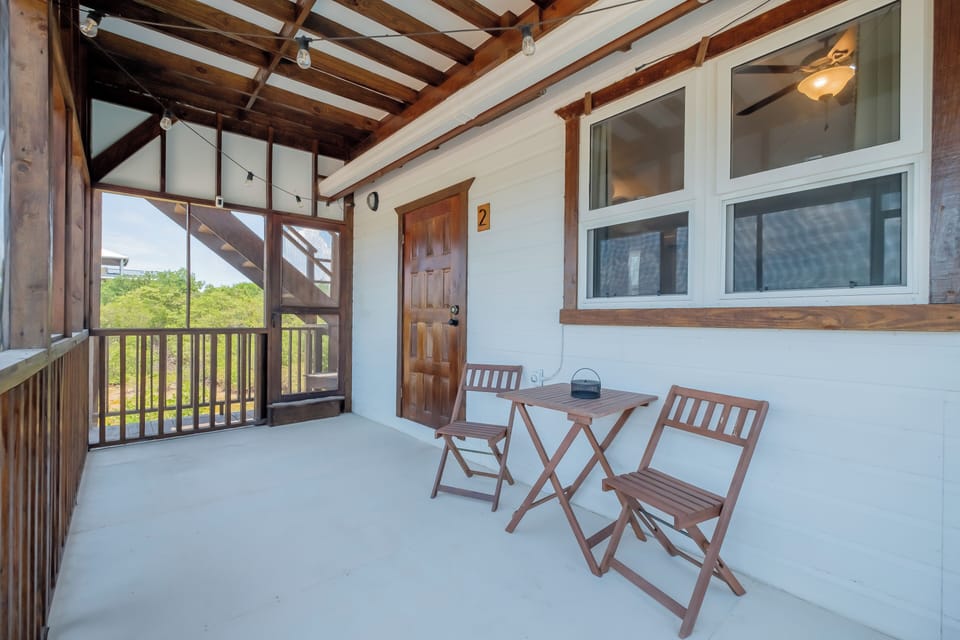Outdoor screened in porch with seating