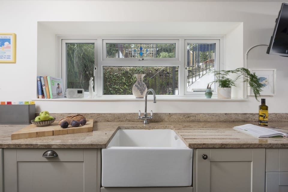 Kitchen area with garden view and sink - Trevethen Cottage