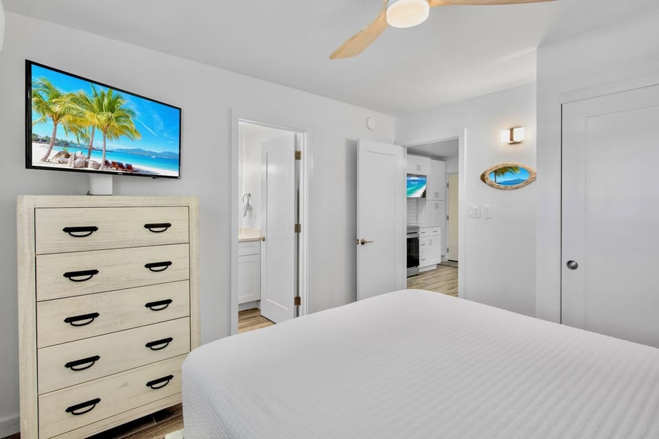 Primary Bedroom - Queen