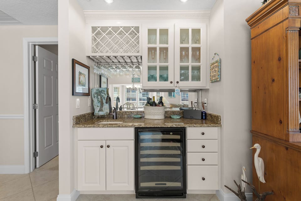 Wet Bar/Wine Cooler