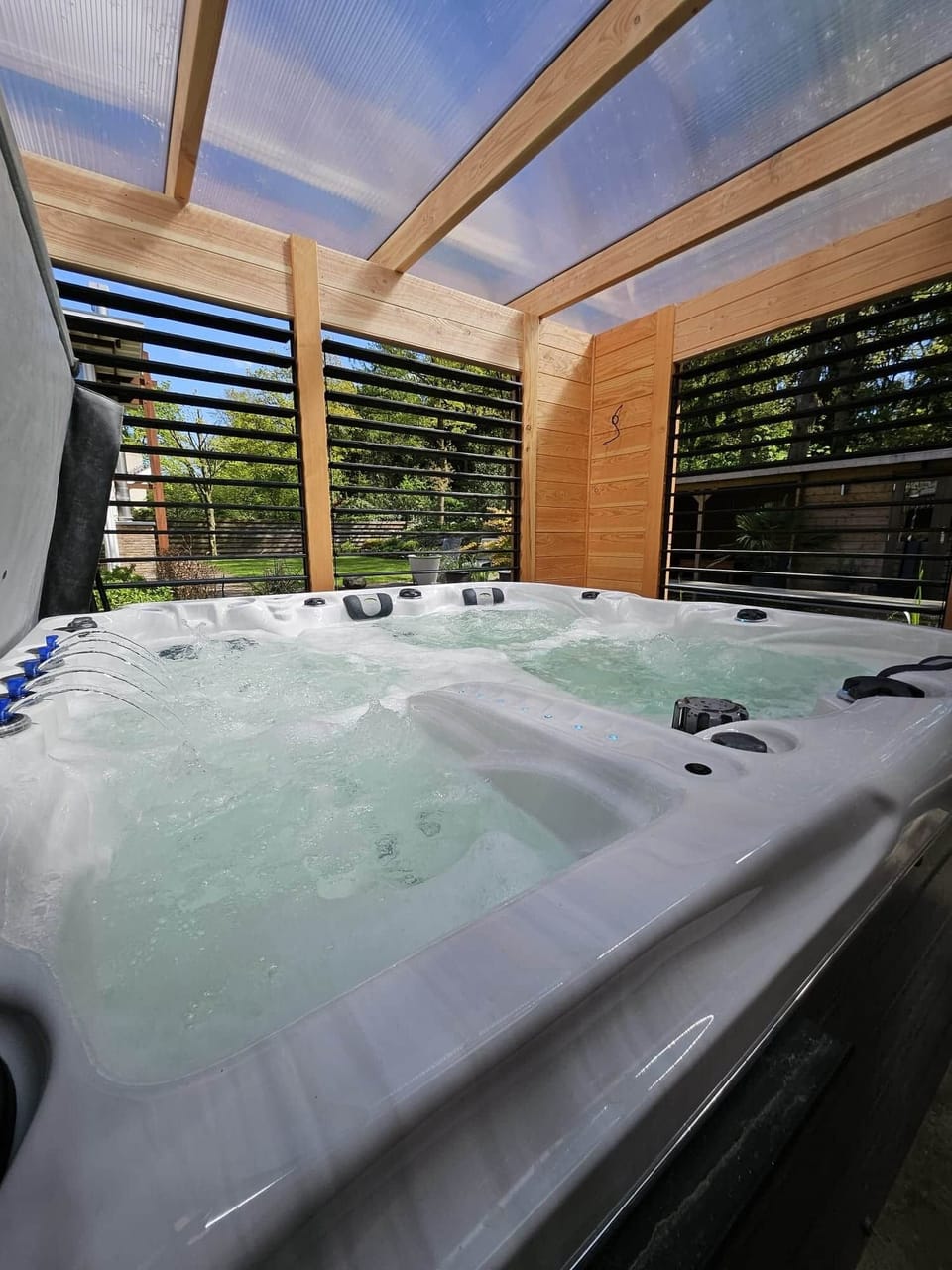 Jacuzzi 105 jets