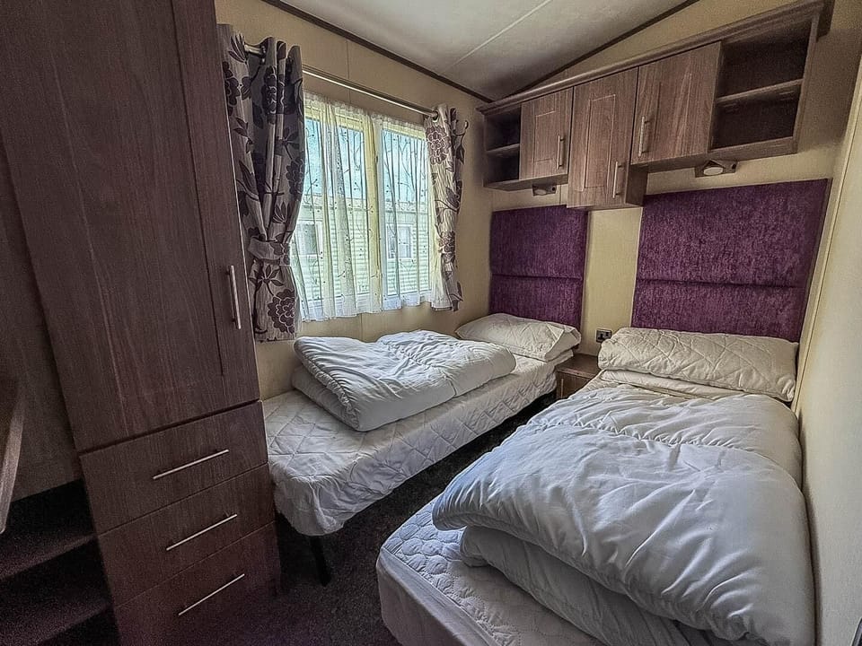 Explore the beauty of Skegness, Lincolnshire, United Kingdom, with a staycation at Southview Holiday Park Skegness, where you can enjoy comfortable caravan holidays UK and visit local attractions like the Skegness Aquarium.