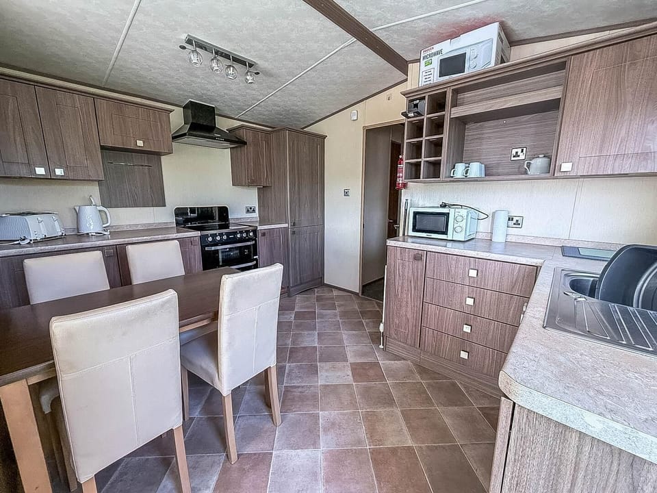 For couples seeking romantic getaways UK, Southview Holiday Park Lincolnshire provides a peaceful retreat, perfect for enjoying the scenic surroundings of Skegness beach England.