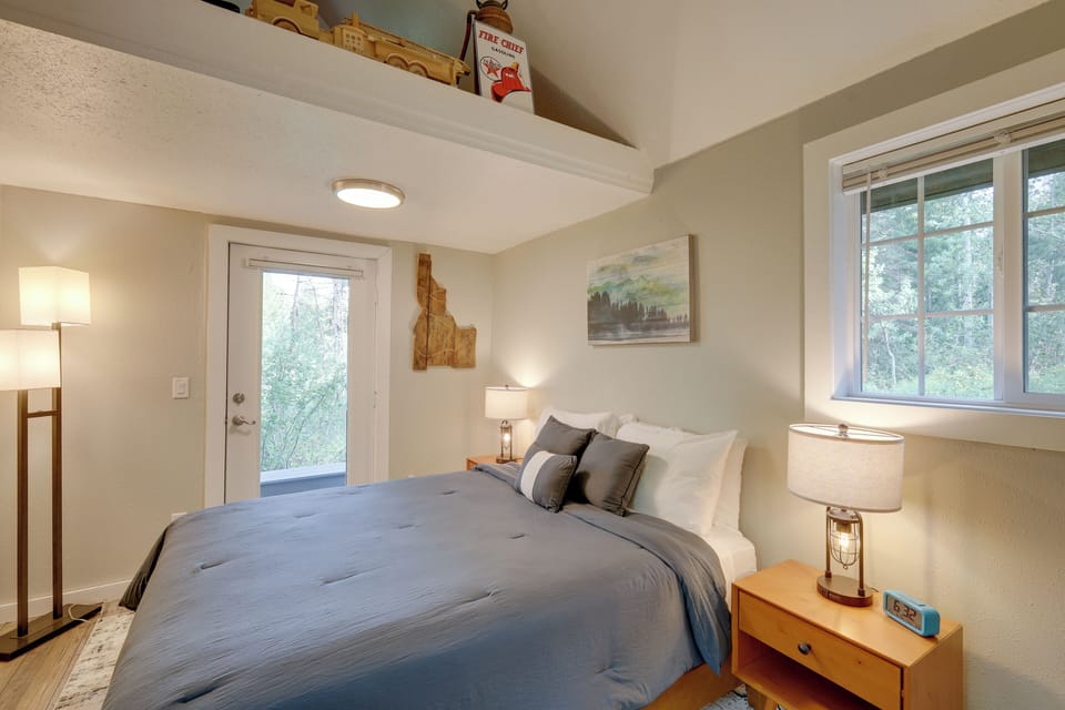Bedroom 1 | 1st Floor | Queen Bed | Linens Provided