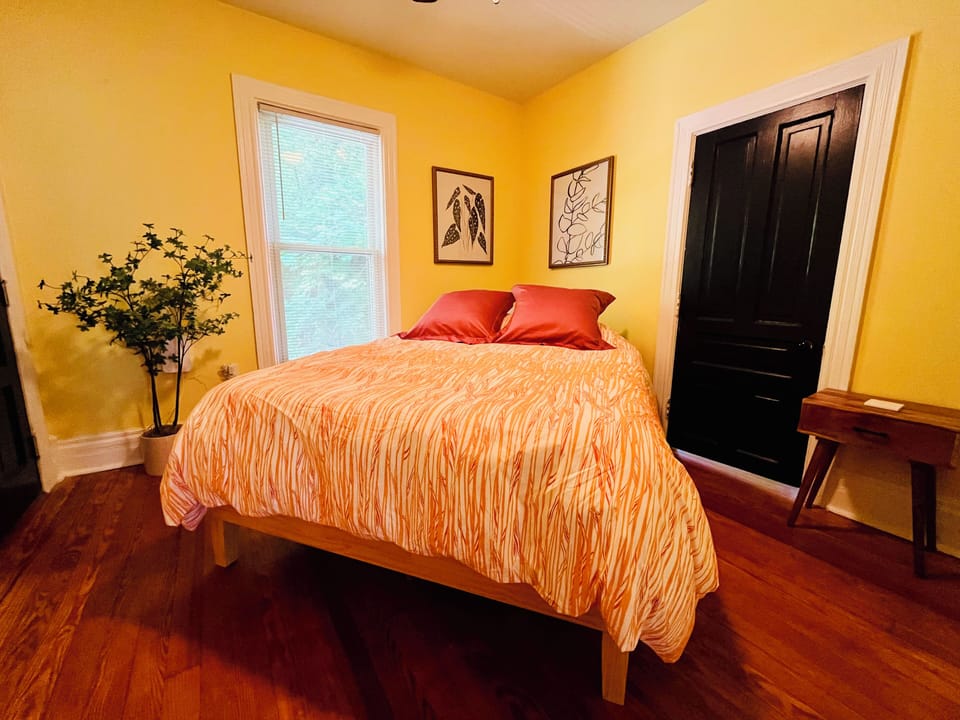 Bedroom 1 (queen bed)