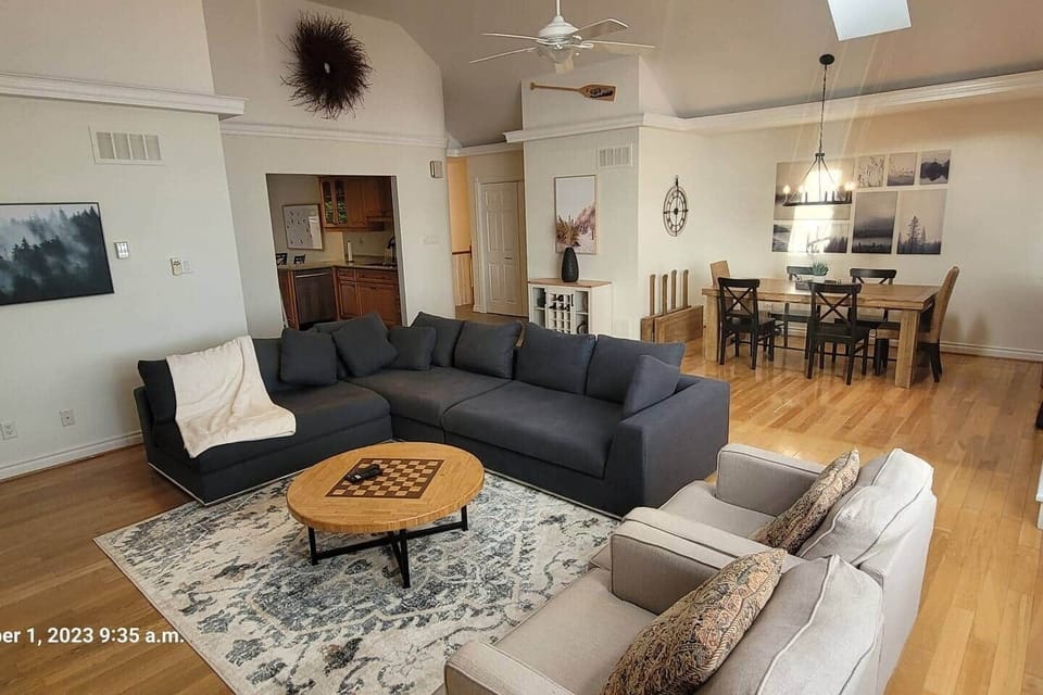 Living room, spacious and bright