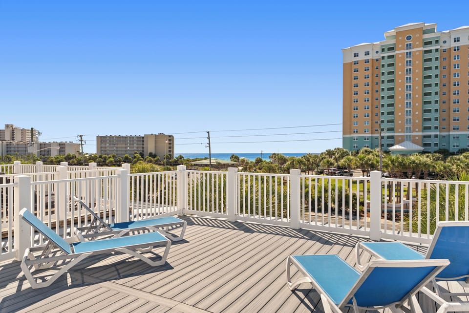 Enjoy the third-floor deck to sunbathe and take in the view of the gulf!