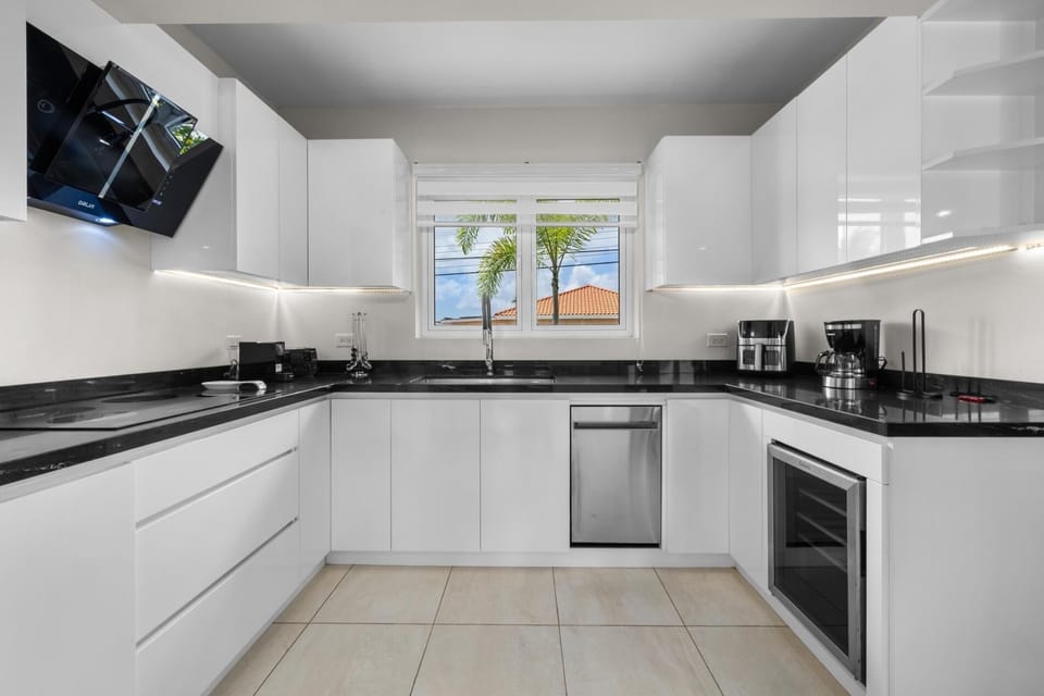 NEW Spacious 4BR w/ Private Pool near Eagle Beach! (32363)