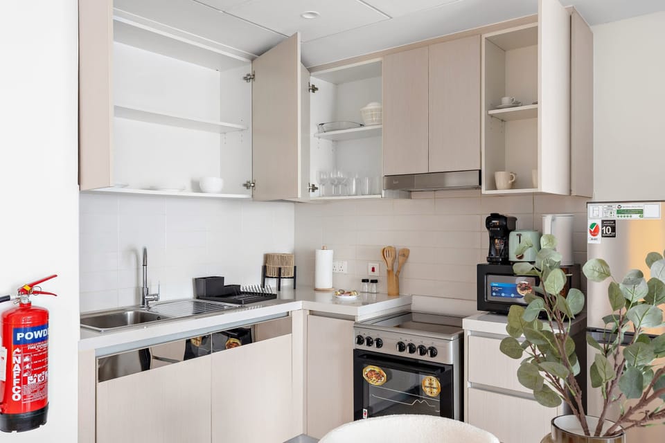 Clean kitchen w/ modern appliances & smooth counters