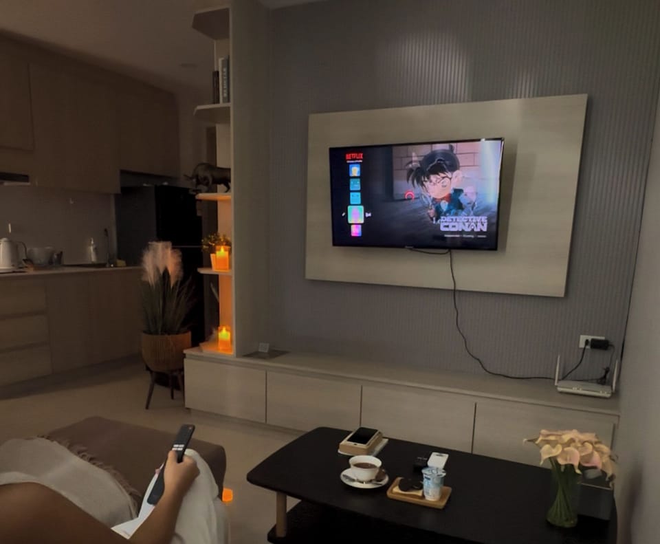 Living Room – Candle Mood
Candlelight, Netflix, and easy island living.