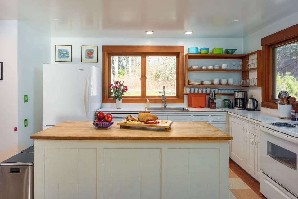 Well-equipped kitchen with everything you need for meals at home.