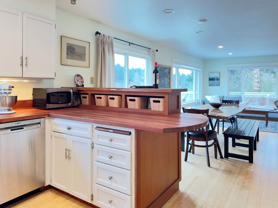 A natural gathering spot with room to spread out. Prep meals on warm wood counters, and enjoy the easy flow into the living and dining areas