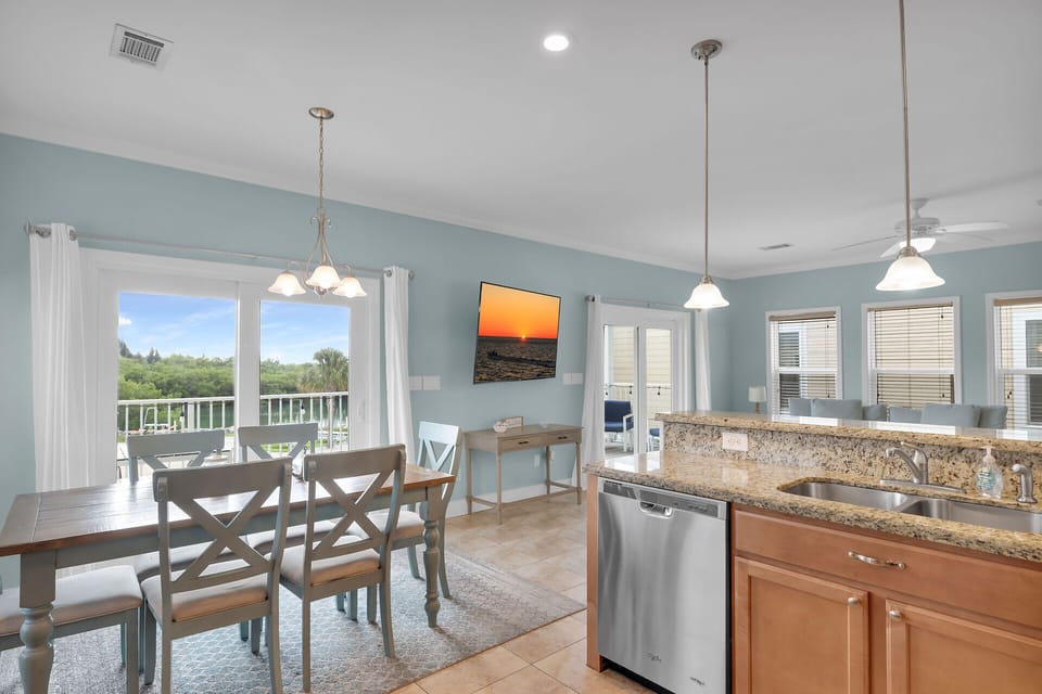 Dining Area & Kitchen