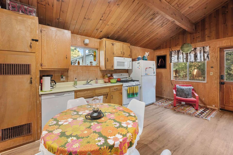Kitchen & Dining Area