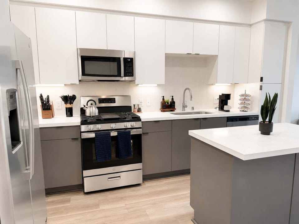 Experience extended comfort with a fully equipped kitchen featuring a coffee machine, stovetop, and microwave—everything you need for a seamless long-term stay.