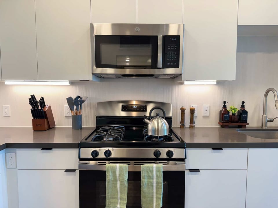 Experience extended comfort with a fully equipped kitchen featuring a coffee machine, stovetop, and microwave—everything you need for a seamless long-term stay