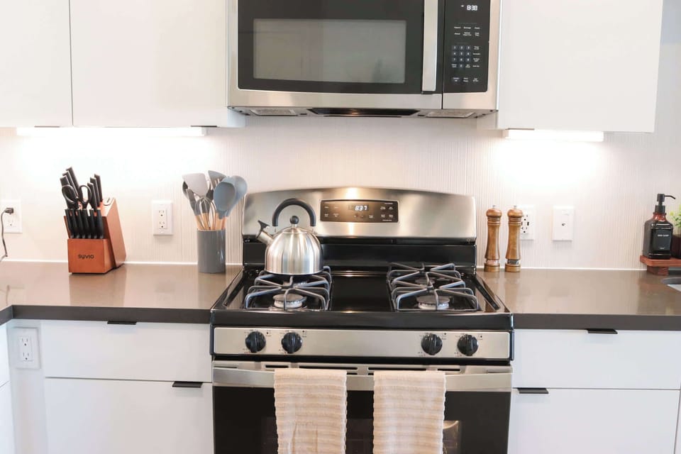 Experience extended comfort with a fully equipped kitchen featuring a coffee machine, stovetop, and microwave—everything you need for a seamless long-term stay