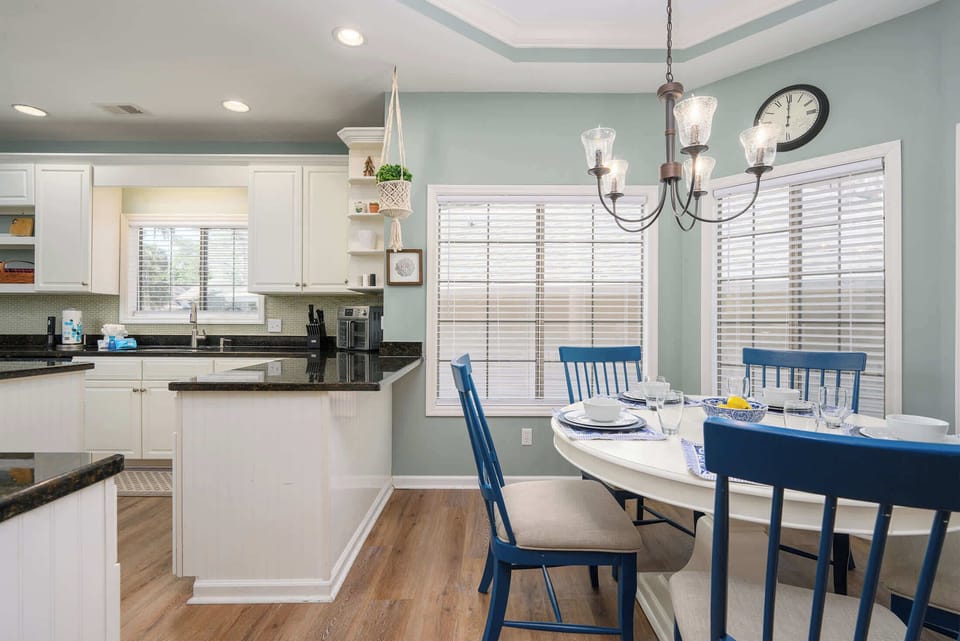 Breakfast table off the kitchen seats 5 