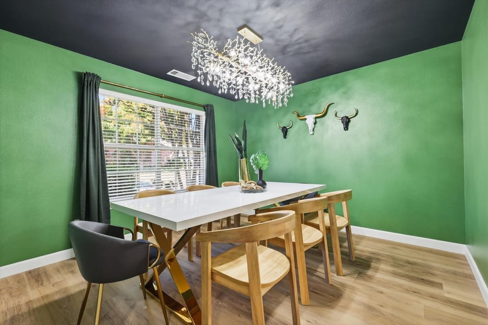 This dining space blends bold statements with modern comfort to create a space that’s ideal for everything from a quick bite to a nice, relaxing sit-down dinner.