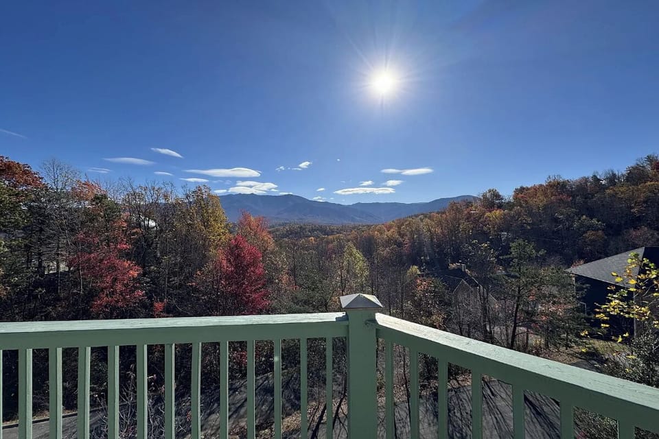 Mountain View Paradise's relaxing decks with VIEWS!